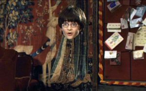 Harry Potter prøver usynlighetskappen for flrste gang. Stillbilde fra filmen "Harry Potter and the Philosphers Stone", (c) Warner Bros