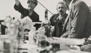 Kristine Bonnevie på naturhistoriker-møte i Gøteborg. Albert Einstein ved siden. Foto fra web-utstillingen “Alma Maters Døtre” - UiO 