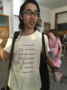 Den japanske t-skjorten var litt mer behjelpelig faglig... (nå er det bare å se de store forskjellene mellom familiene) (foto: AH Tandberg)