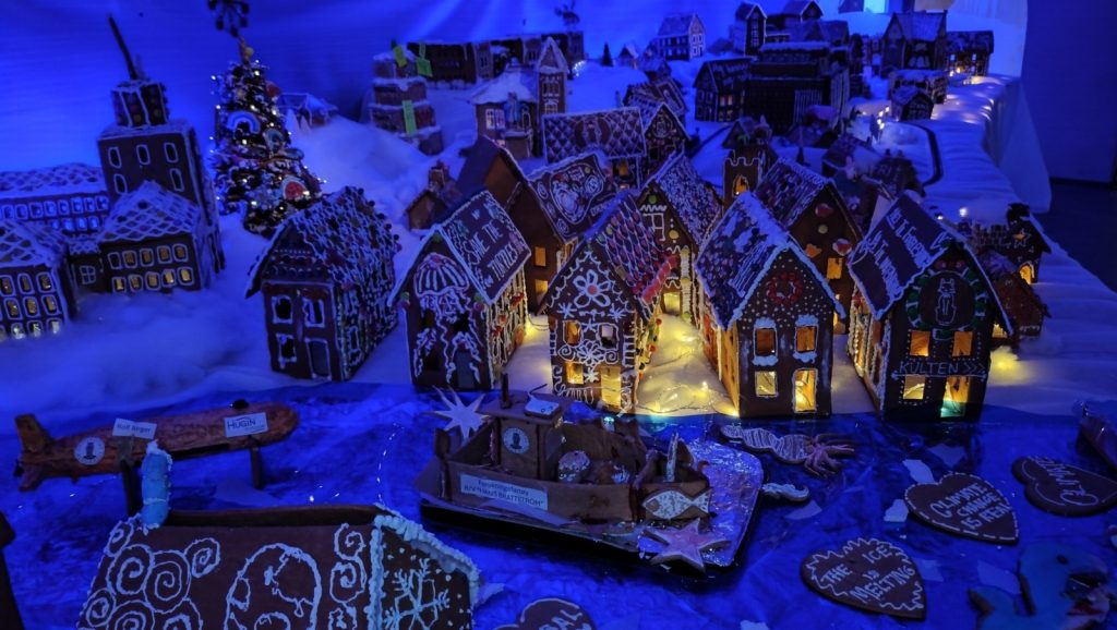 Pepperkakebåten i pepperkakebyen - båten ligger foran pepperkakehus med ulike budskap rundt akademisk frihet. Det er blålig lyssetting og bommull på bakken for å simulere blåtime og vinter.